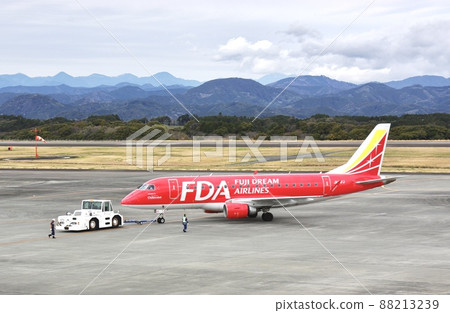 富士山靜岡機場牽引車和飛機 富士山靜岡機場牽引車和飛機 88213239