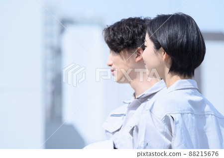 Two people in work clothes, back view 88215676