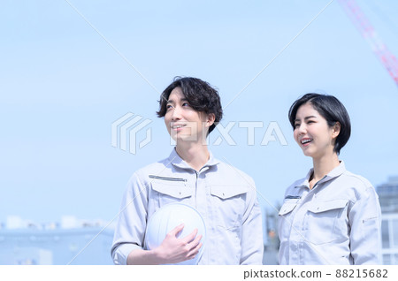 也用於主視覺！兩個穿著工作服抬頭看的人 88215682