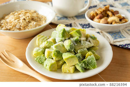 Oatmeal, avocado and mixed nuts fruit avocado 88216394