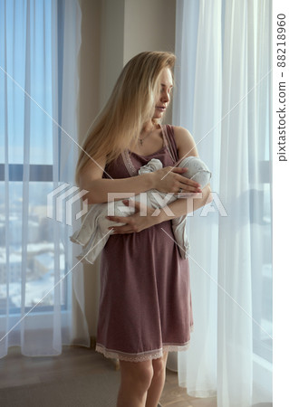 Breastfeeding consultant supports young mother to overcome problems. 88218960