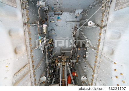 位於岡山縣岡山市北區 4 京山索道遊樂園遺址的 F104J 戰鬥機前輪的存儲部分 88221107