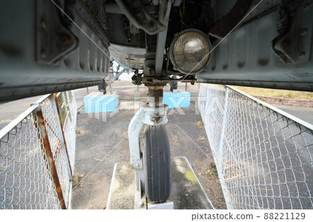 岡山縣岡山市北區京山索道遊樂園 1 號 F104J 戰鬥機的前輪和儲物箱 岡山縣岡山市北區京山索道遊樂園 1 號 F104J 戰鬥機的前輪和儲物箱 88221129