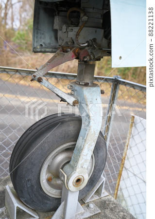 岡山縣岡山市北區京山索道遊樂園 3 現場放置的 F104J 戰鬥機的前輪和儲物箱 88221138