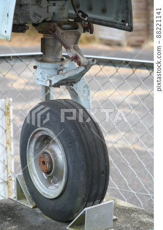 位於岡山縣岡山市北區京山索道遊樂園 5 號 F104J 戰鬥機的前輪和儲物箱 88221141