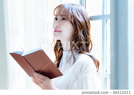 靠窗看書的女人 靠窗看書的女人 88222011