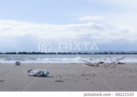 落在海灘上的 PET 瓶垃圾 落在海灘上的 PET 瓶垃圾 88222520