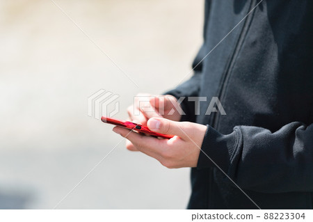 一個在戶外操作智能手機的男人的手 一個在戶外操作智能手機的男人的手 88223304