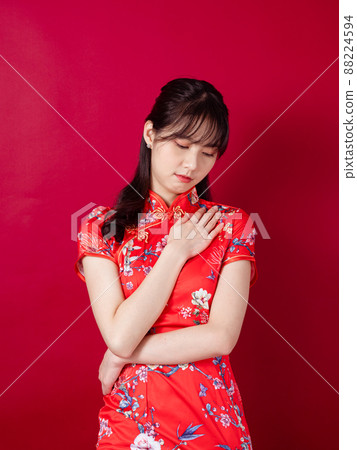 一個美麗的女人,旗袍,微紅的背景表情,肩頸酸痛。 一個美麗的女人,旗袍,微紅的背景表情,肩頸酸痛。 88224594