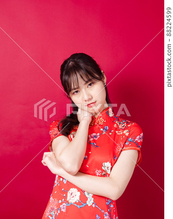 一個美麗的女人，旗袍，微紅的背景表情，肩頸酸痛。 88224599