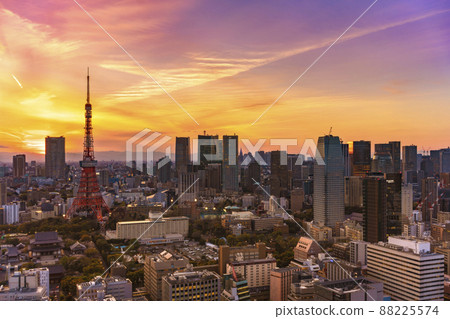 [Shibadaimon, Tokyo] 鳥瞰東京塔和粉紅色和橙色的夕陽。 88225574