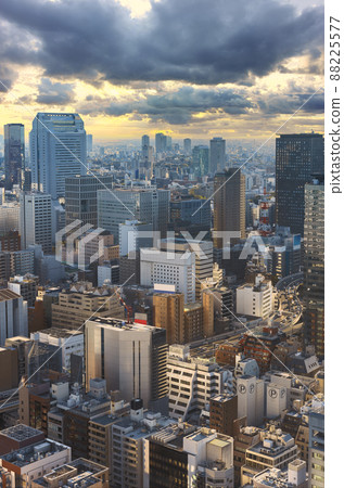 [Hamamatsucho, Tokyo] A bird's-eye view of the Metropolitan Expressway Inner Circular Route that runs between Tamachi and Shibadaimon buildings in the evening without the logo. 88225577