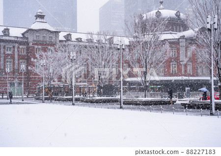 《東京》白雪皚皚的東京站,大雪中的丸之內 《東京》白雪皚皚的東京站,大雪中的丸之內 88227183