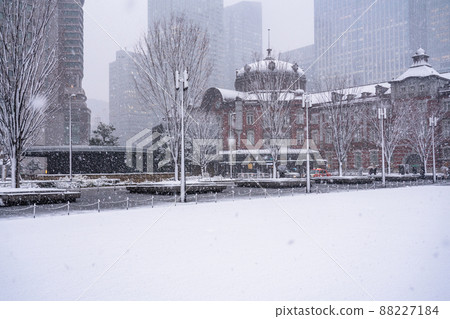 《東京》白雪皚皚的東京站,大雪中的丸之內 《東京》白雪皚皚的東京站,大雪中的丸之內 88227184