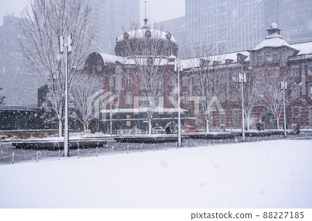 《東京》白雪皚皚的東京站,大雪中的丸之內 《東京》白雪皚皚的東京站,大雪中的丸之內 88227185