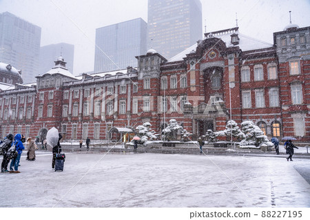 《東京》白雪皚皚的東京站,大雪中的丸之內 《東京》白雪皚皚的東京站,大雪中的丸之內 88227195