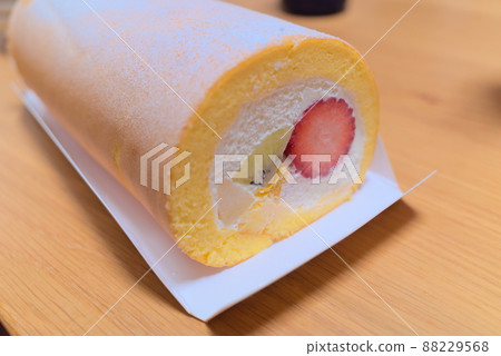 A large roll cake with fruits 88229568