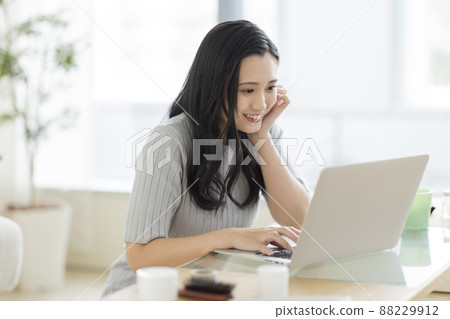 電腦年輕女子 88229912