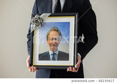 有老人遺體的年輕人 88230427