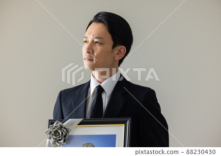 有老人遺體的年輕人 88230430