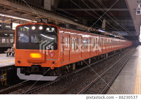 夜晚在八王子站等候出發的中央線201系列列車_照片拍攝於2010年3月7日 88230537
