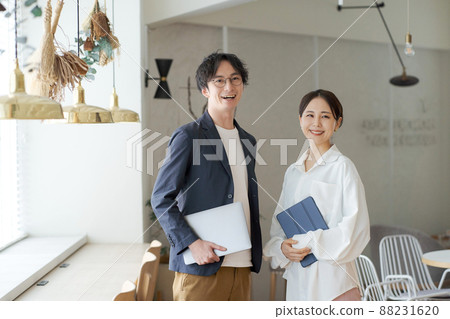 兩個上班族 88231620