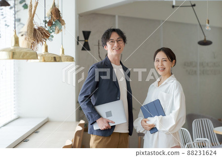 兩個上班族 88231624