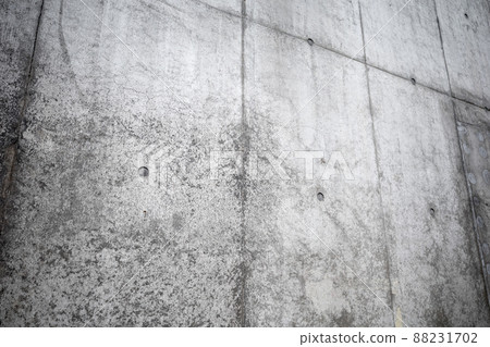 未動過的舊混凝土牆，從對角線下方，到右上角 88231702