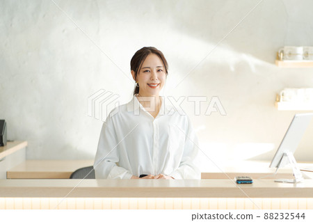 接待人員，20多歲的女性 88232544