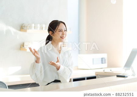 接待人員，20多歲的女性 88232551