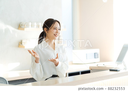 接待人員，20多歲的女性 88232553
