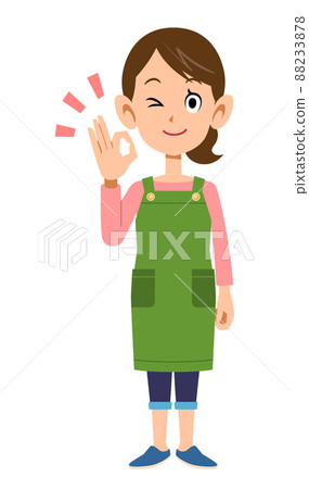 一個穿著圍裙的女人的全身顯示一個好的跡象 一個穿著圍裙的女人的全身顯示一個好的跡象 88233878