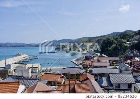 Forty-two uras on the Shimane Peninsula, the houses of Sezakiura and the blue sea 88234620