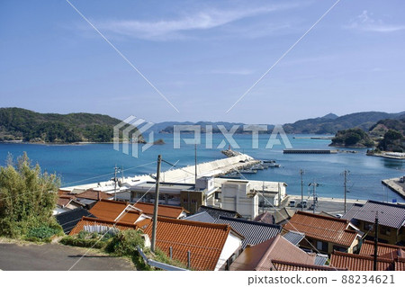 Forty-two uras on the Shimane Peninsula, the houses of Sezakiura and the blue sea 88234621