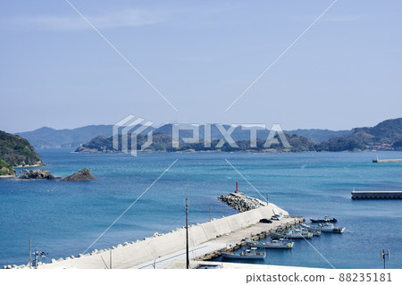 Forty-two uras on the Shimane Peninsula, the harbor scenery of Sezakiura 88235181