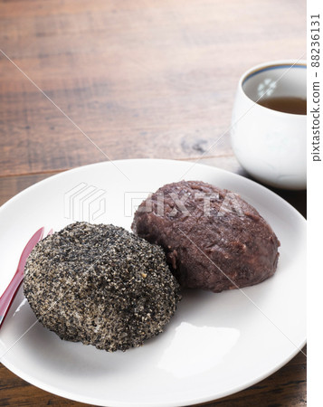 Ohagi sesame and red bean paste 88236131