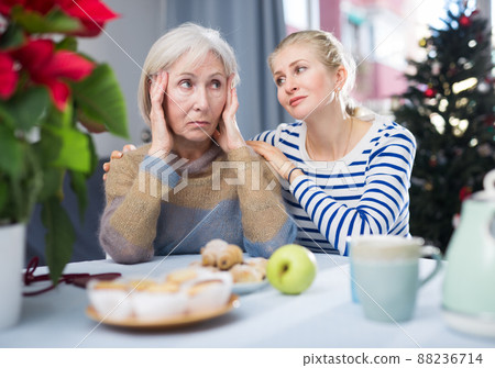 Adult daughter asks for forgiveness from elderly mother after quarrel 88236714