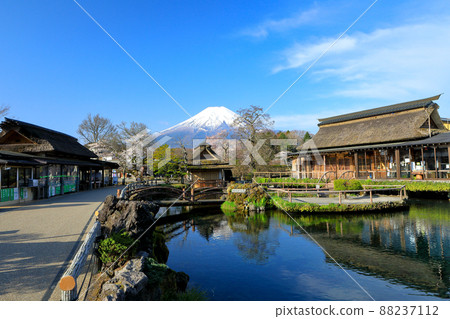 春天櫻花盛開的忍野八海，山梨縣忍野村 88237112