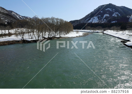 From the Ina River-Arashima Bridge, where the amount of water increased due to the thaw, Tadami Town, Fukushima Prefecture From the Ina River-Arashima Bridge, where the amount of water increased due to the thaw, Tadami Town, Fukushima Prefecture 88237916