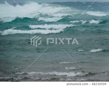 颱風過後的波濤洶湧的大海 颱風過後的波濤洶湧的大海 88238504