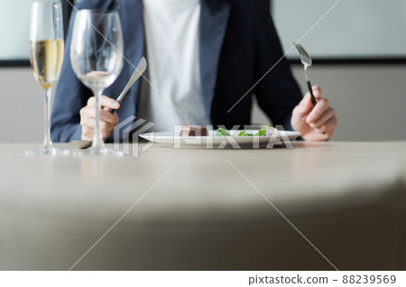 一個男人在吃 一個男人在吃 88239569