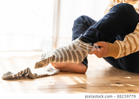 男孩穿著襪子 男孩穿著襪子 88239779