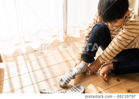 男孩穿著襪子 88239797