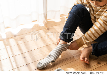 男孩穿著襪子 男孩穿著襪子 88239798
