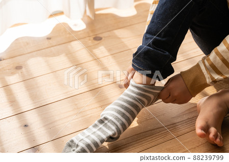 男孩穿著襪子 男孩穿著襪子 88239799