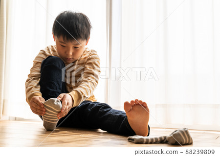 男孩穿著襪子 男孩穿著襪子 88239809