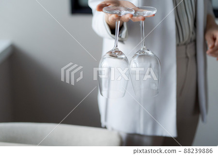 Woman working in restaurant 88239886