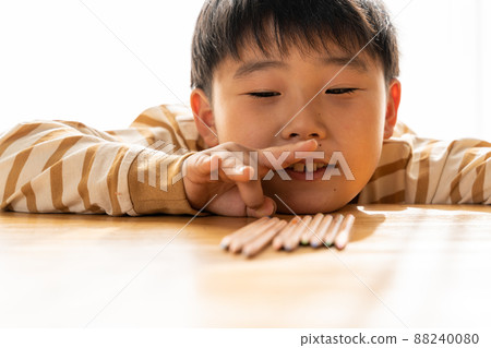 彩色鉛筆男孩 彩色鉛筆男孩 88240080
