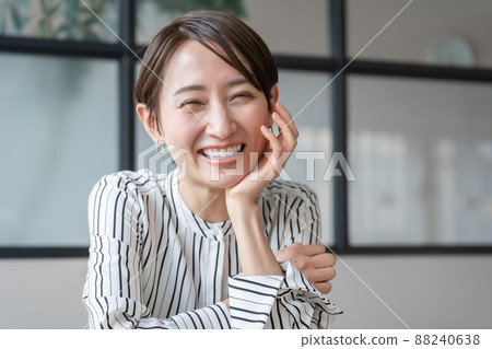 Woman smile looking at the camera Woman smile looking at the camera 88240638