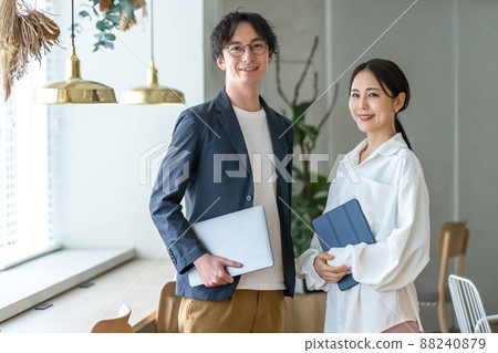 商務團隊休閒中間 商務團隊休閒中間 88240879